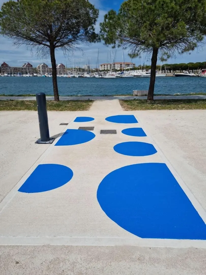 Cheminement d’accessibilité peint au sol, chantier livré