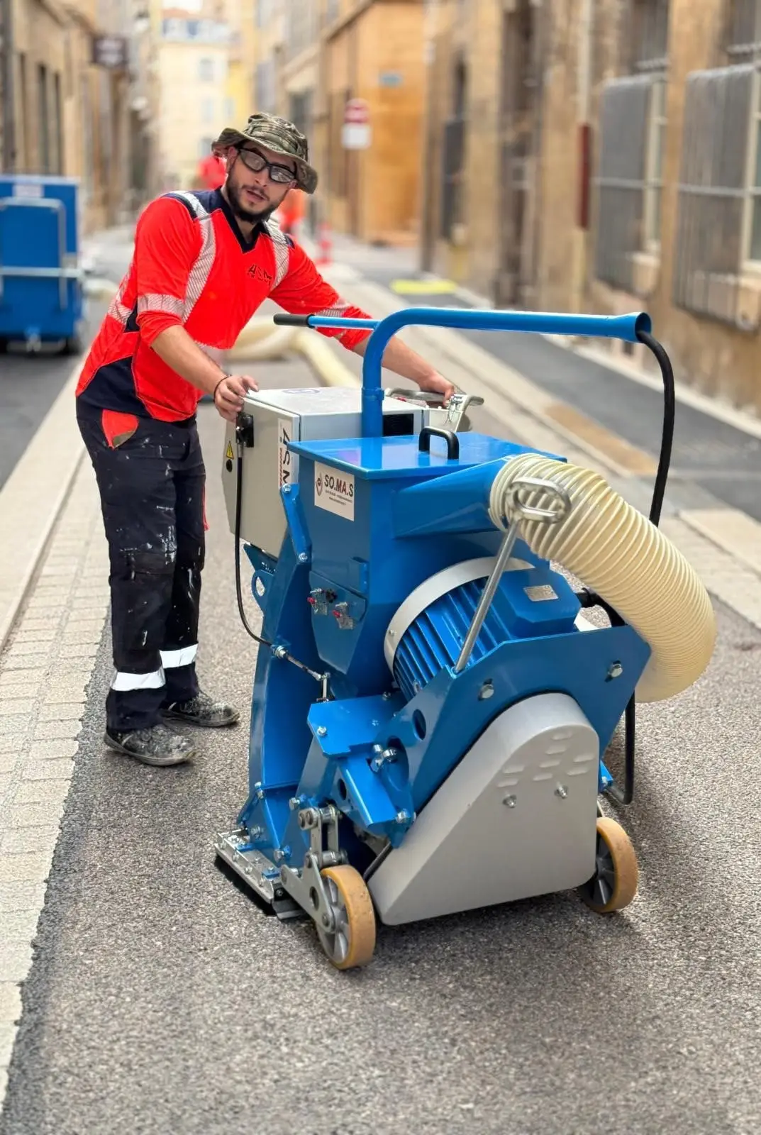 Grenaillage du support d’une rue de centre-ville par un salarié ASM